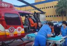 Criança de 2 anos é atropelada pelo carro do próprio pai em Barra Velha