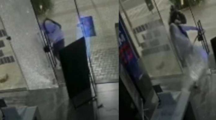 Homens arrombam loja de celulares em Itapema com chutes