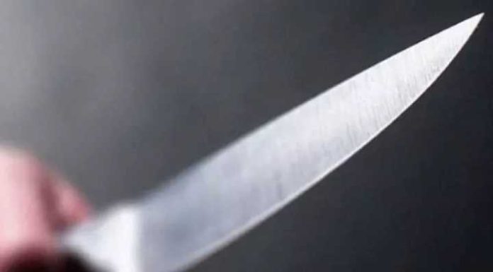 Homem tem as vísceras expostas por golpes de faca em Barra Velha