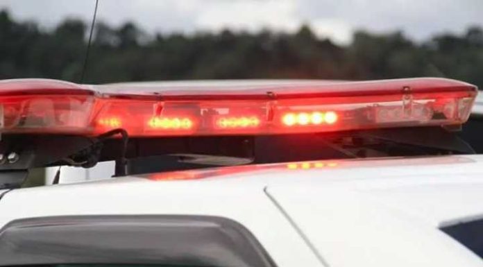 Homem é encontrado morto e encostado em muro de casa em Camboriú