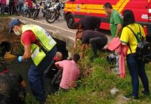 Jovem cai dentro do Rio Fabrício em Itapema ao sofrer acidente de moto