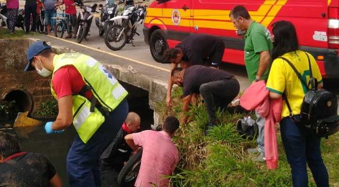 Jovem cai dentro do Rio Fabrício em Itapema ao sofrer acidente de moto