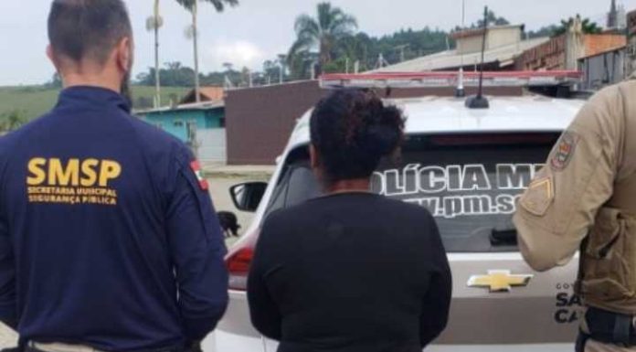 Mulher traficante com mandado de prisão é presa próxima ao Quinca Ludo em Piçarras