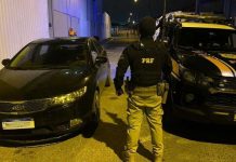 PRF recupera veículo clonado em Piçarras e prende motorista com habilitação vencida há 20 anos