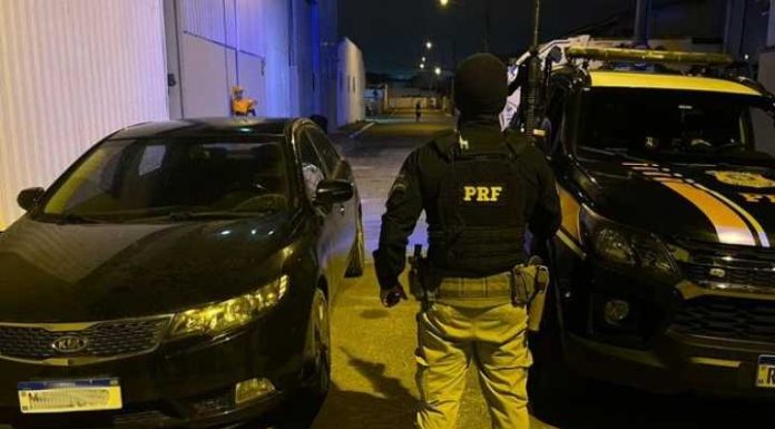 PRF recupera veículo clonado em Piçarras e prende motorista com habilitação vencida há 20 anos