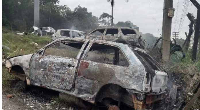 Incêndio em ferro velho de Barra Velha mobiliza bombeiros