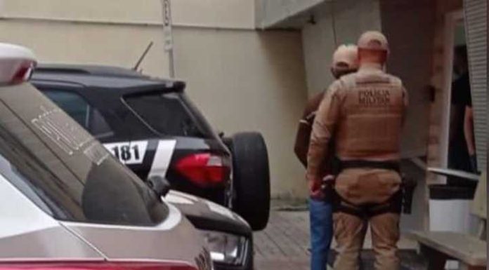 Idoso é preso por mostrar genitália e passar a mão em criança de Porto Belo