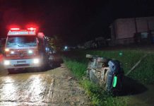 Carro com três ocupantes cai dentro da vala no Bairro Quinta dos Açorianos em Barra Velha