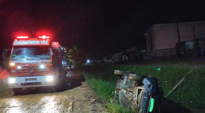 Carro com três ocupantes cai dentro da vala no Bairro Quinta dos Açorianos em Barra Velha