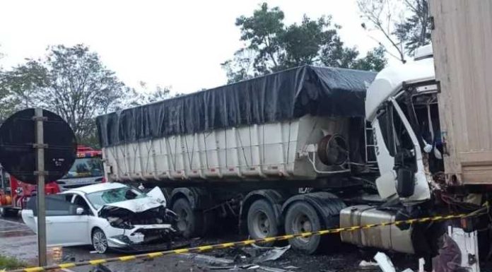 Uma pessoa fica gravemente ferida em colisão entre seis veículos na BR-470