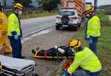 Motociclista quebra o braço em queda de moto