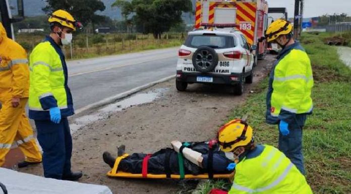 Motociclista quebra o braço em queda de moto