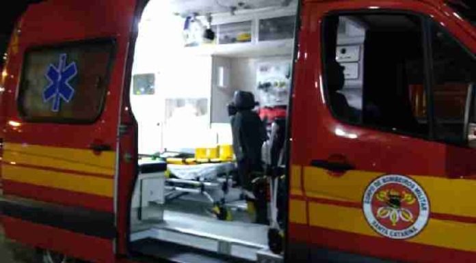 Motoqueira escapa da morte ao bater contra caminhonete na Variante SC 414