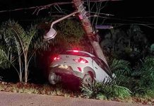 Carro derruba poste e vítimas são socorridas por moradores de Luiz Alves