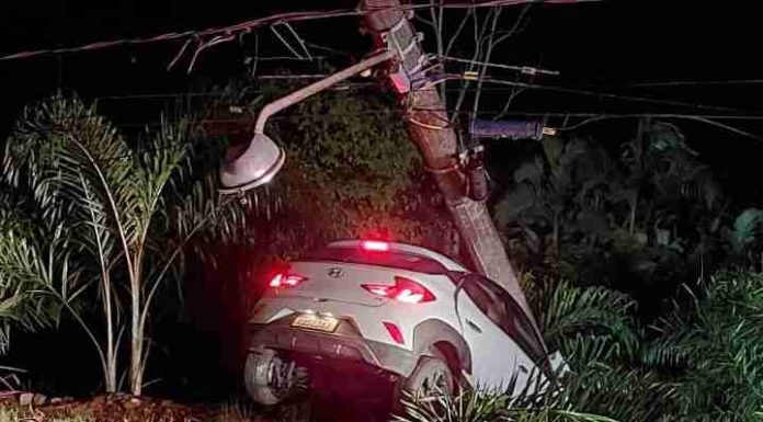 Carro derruba poste e vítimas são socorridas por moradores de Luiz Alves