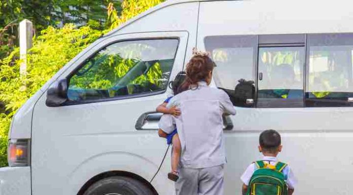 Servidora de escola de Penha alerta os pais contra o Golpe da Van Escolar
