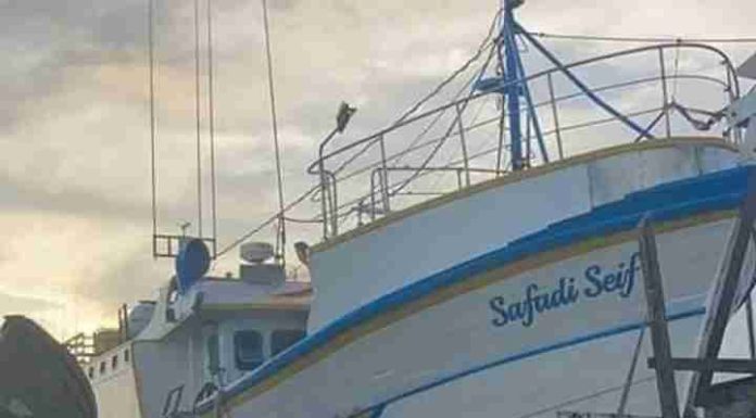 Cinco tripulantes de embarcação que naufragou em SC são resgatados