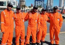Tripulantes resgatados após naufrágio de barco chegam em terra firme no litoral de SC