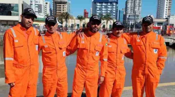 Tripulantes resgatados após naufrágio de barco chegam em terra firme no litoral de SC