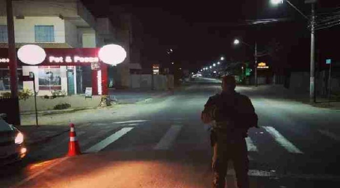 Polícia Militar de Piçarras prende foragido na Rua Santa Luzia, no Itacolomi