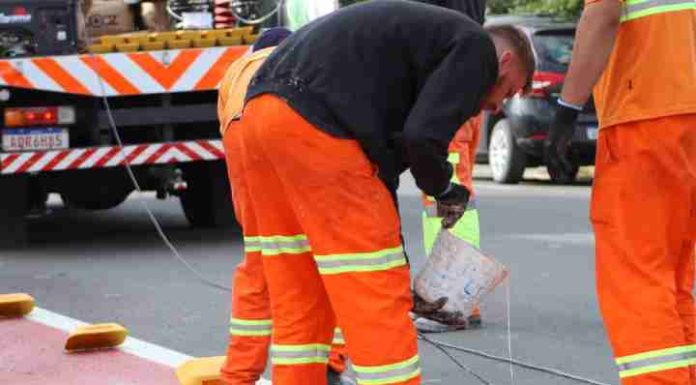 Prefeitura finaliza instalação de tachões redutores de velocidade e reforça sinalização vertical na Avenida Eugênio Krause
