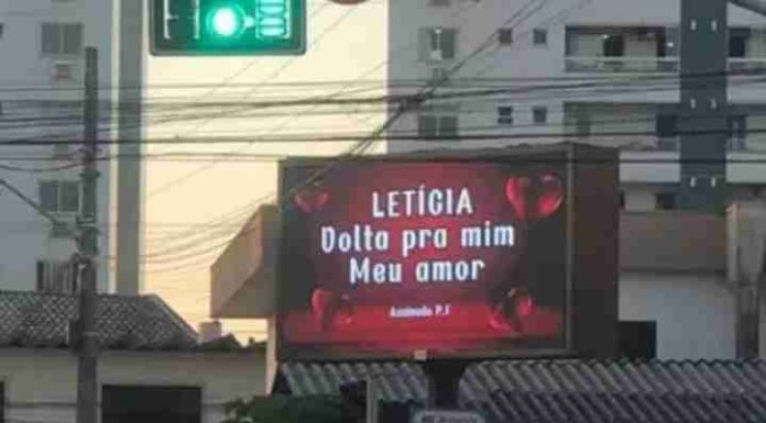 ‘Letícia, volta pra mim’: mensagem misteriosa em telão chama atenção em Itajaí