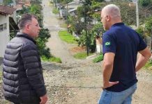 Prefeito Douglas e secretário Elvis Fucher visitam locais de pavimentação em Barra Velha: 40 ruas serão beneficiadas em um ano