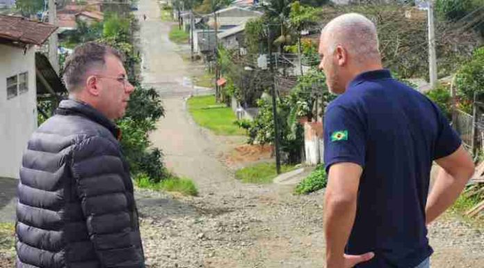 Prefeito Douglas e secretário Elvis Fucher visitam locais de pavimentação em Barra Velha: 40 ruas serão beneficiadas em um ano