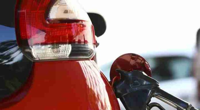 Preço da gasolina cai pela 2ª semana seguida em SC, mas fica acima da média nacional