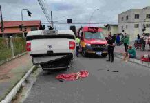 Veículo capota no Bairro Dom Bosco em Itajaí