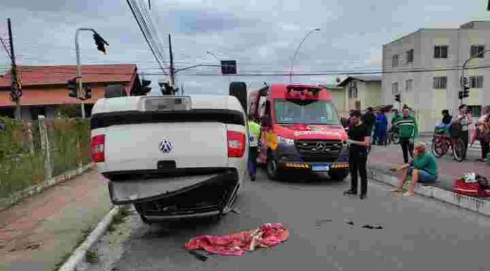 Veículo capota no Bairro Dom Bosco em Itajaí
