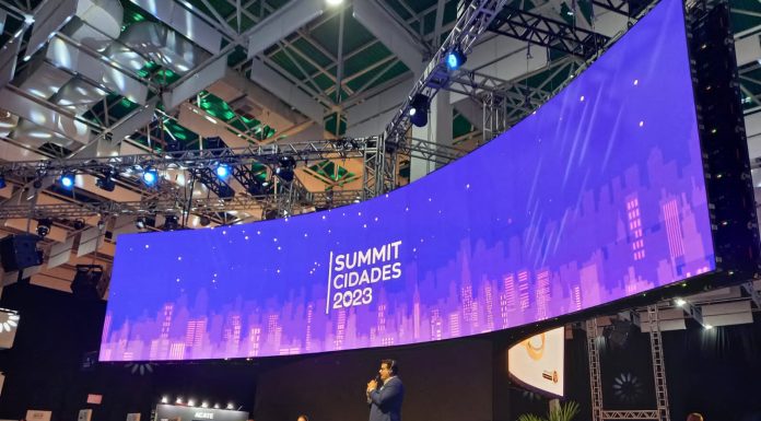 Prefeito Aquiles realiza apresentação sobre a cidade no Summit Cidades