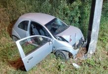 Motorista perde o controle do carro do carro e bate contra um poste em Luiz Alves