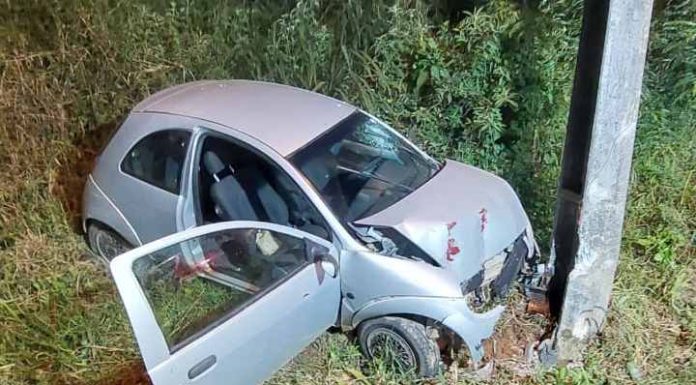 Motorista perde o controle do carro do carro e bate contra um poste em Luiz Alves