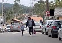 Trânsito em frente à escola Monteiro Lobato em Piçarras preocupa mães dos estudantes