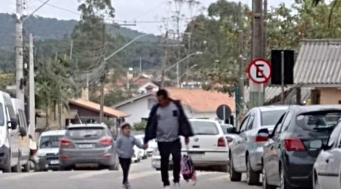 Trânsito em frente à escola Monteiro Lobato em Piçarras preocupa mães dos estudantes