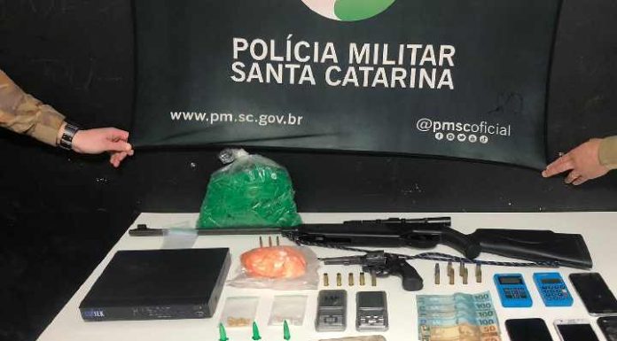 Polícia Militar de Navegantes troca tiros com traficantes e prende 4 pessoas no Bairro São Paulo