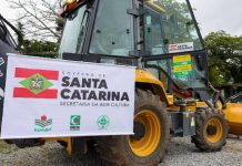 Governo do Estado entrega retroescavadeira para prefeitura de Barra Velha