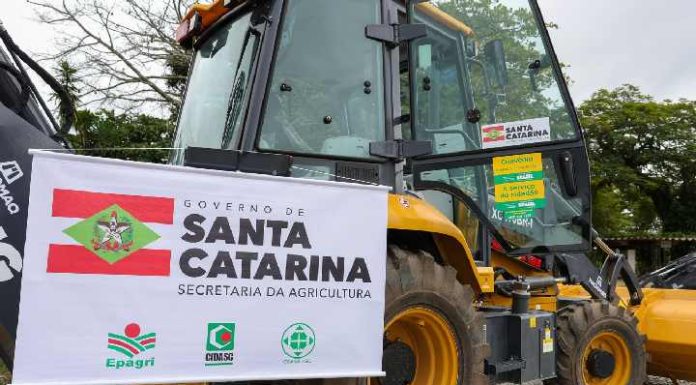 Governo do Estado entrega retroescavadeira para prefeitura de Barra Velha