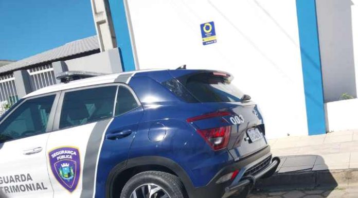 NA HORA DO ALMOÇO: Carro oficial da Prefeitura de Piçarras é flagrado em frente à casa do secretário