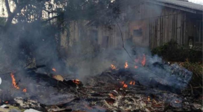 Incêndio em terreno da Rua Santa Luzia no Bairro Itacolomi em Piçarras é contido por agentes de segurança