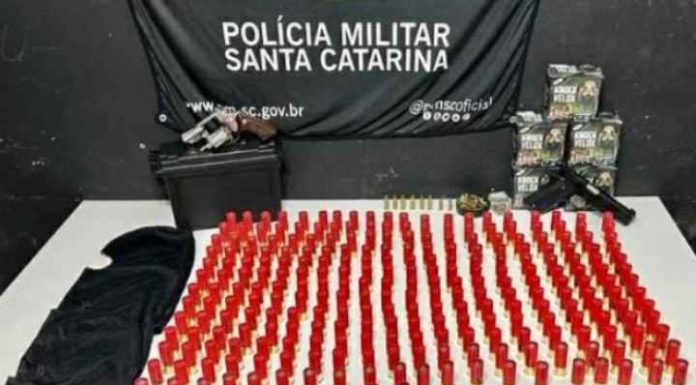 Dois homens são presos com mais de 300 munições e armas no Bairro Itajuba