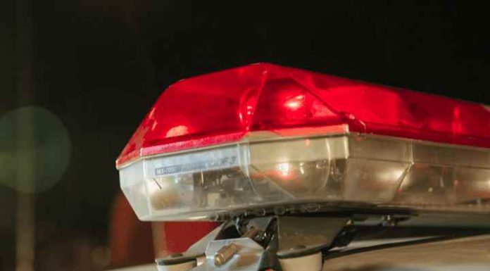 Idosa de 86 anos é encontrada com faca e tesoura cravadas no pescoço
