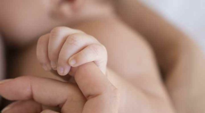 Bebê morre de overdose ao beber fentanil na mamadeira; mãe acabou presa