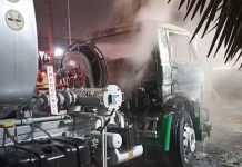 Bombeiros controlam incêndio em caminhão com tanque de combustível em Itajaí