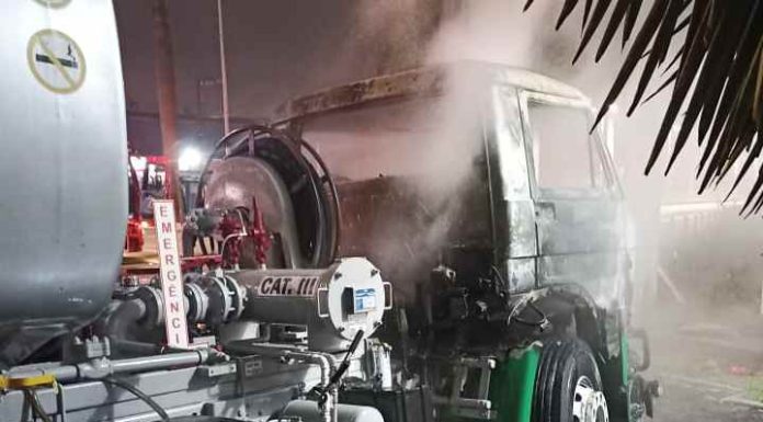 Bombeiros controlam incêndio em caminhão com tanque de combustível em Itajaí