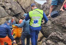 Homem é resgatado depois de cair do Costão da Praia Grande em Penha