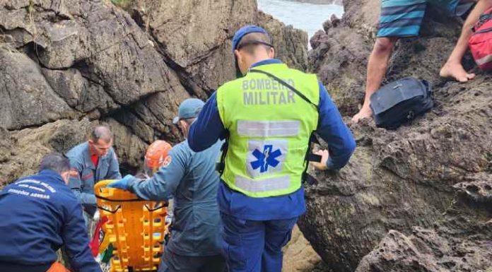 Homem é resgatado depois de cair do Costão da Praia Grande em Penha