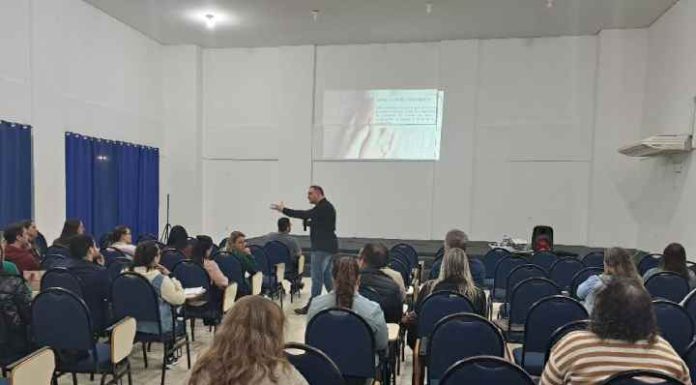 Professores de Balneário Piçarras participam de palestra sobre paz nas escolas