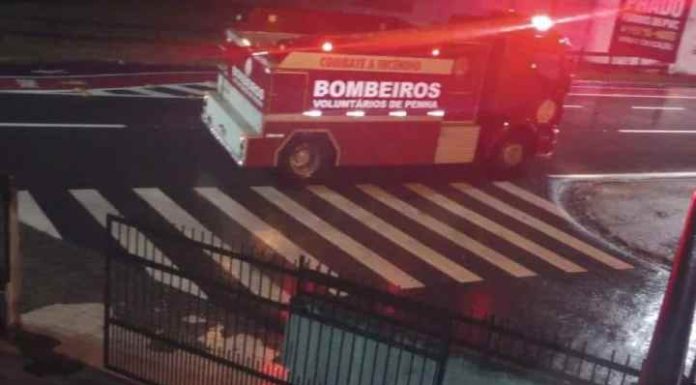 Homem em surto usa churrasqueira para atear fogo em roupas em kitnet de Penha